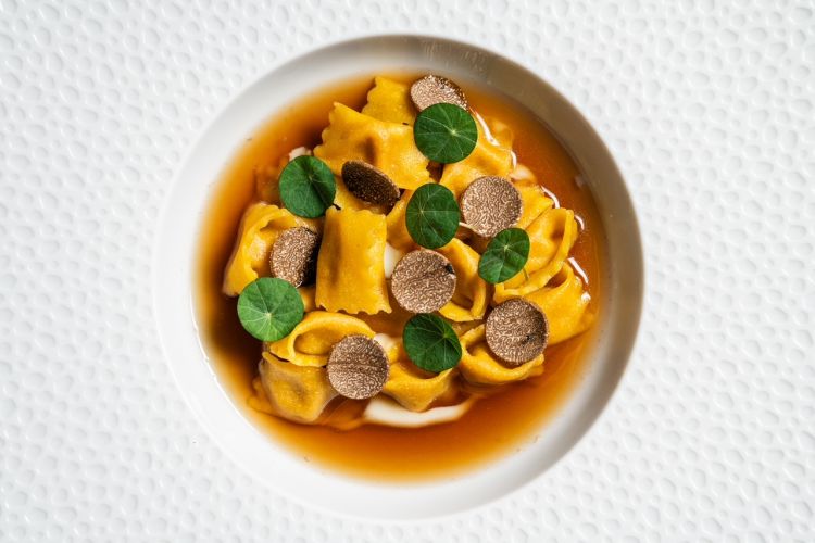 Un plin faraonico: plin di genovese di faraona, crema di pecorino, tartufo nero, brodo di radici tostate e funghi porcini. Il piatto viene abbinato a un&nbsp;Ceraudo Rosato Grayasusi IGT 2024 che accompagner&agrave; anche il piatto seguente
