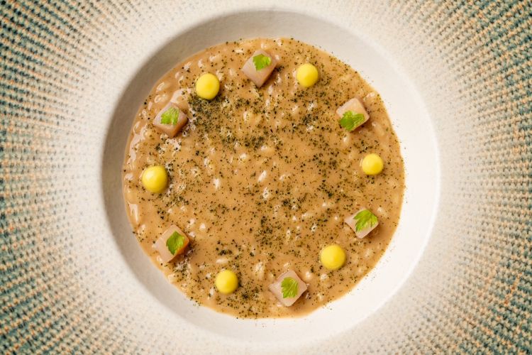 Non il solito risotto: risotto al Franciacorta, crema di porri bruciati, burro affumicato, salmerino, capperi e crema di limone
