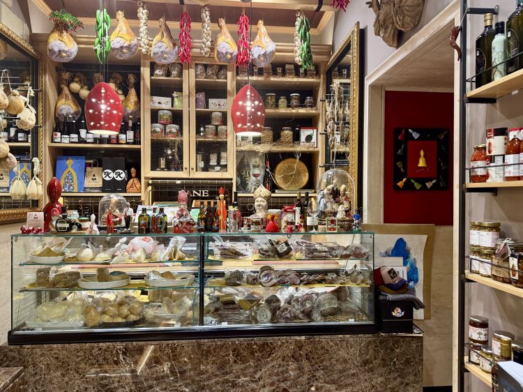 Il prezioso banco salumeria di Januarius
