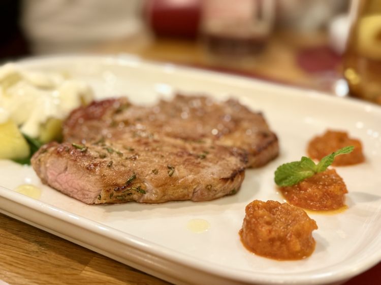 Maiale e pappacelle con insalata di patate, spinacino e panna acida
