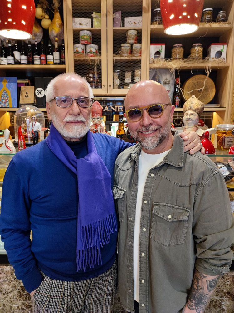 Vincenzo e Francesco Andioli, padre e figlio, ideatori di questo spazio beato, proprio dinanzi al Duomo di Napoli
