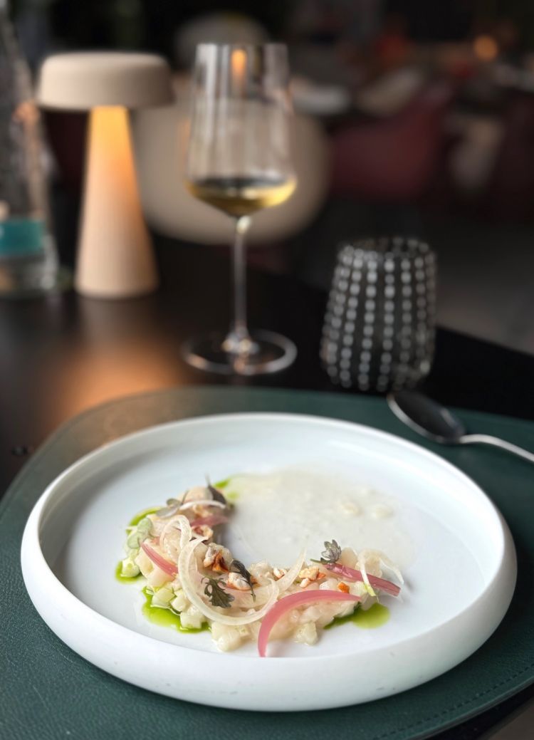 Ceviche di Morone, cipolla pickled, finocchio, mais croccante, lime, olio al fico e salsa di leche de tigre. Una versione più delicata ed elegante del ceviche peruviano in cui il coriandolo viene sostituito dal finocchio e la cipolla rimane più delicata rispetto alla versione originale. Eppure Kevin ci ha comunque riportato in Perù grazie alla freschezza del morone e alla forza e acidità del leche de tigre. In abbinamento un calice di La Torre Franciacorta DOCG Brut (65% Chardonnay, 35% Pinot Noir), vino che ha accompagnato anche il piatto successivo