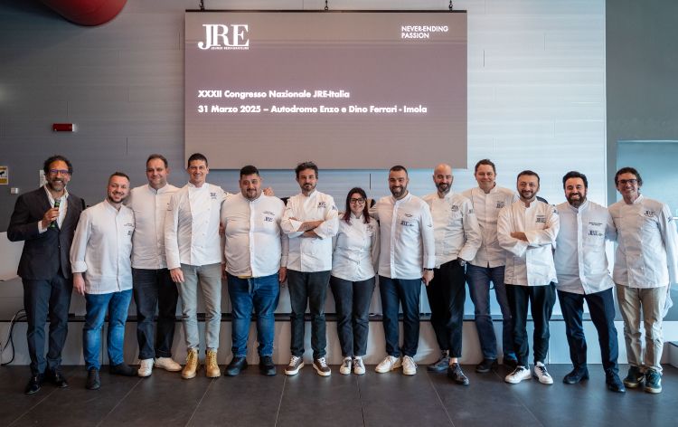 Il board JRE Italia con le giovani new entry assieme al presentatore Federico Quaranta, a sinistra
