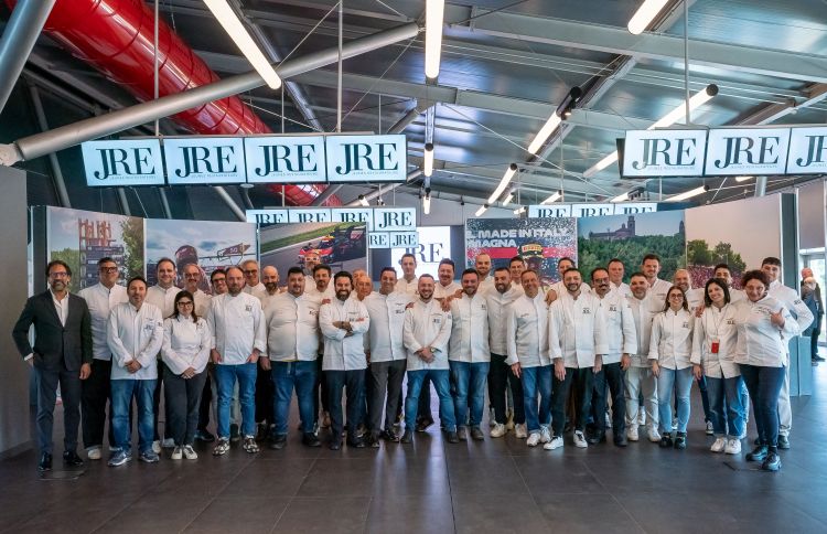 La foto di gruppo degli associati JRE Italia, riun