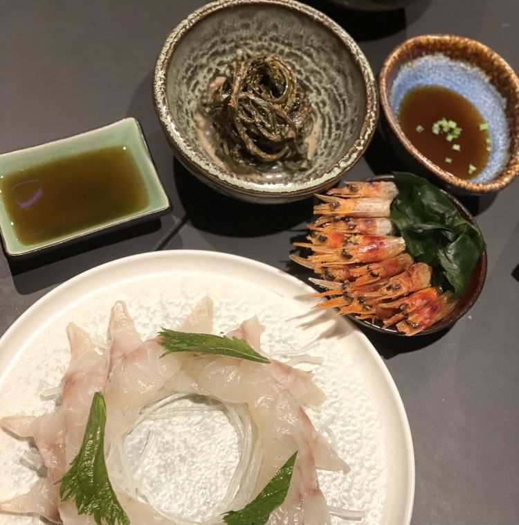 Branzino, spaghetti di alghe affumicate, teste di gambero fritte in salsa ponzu