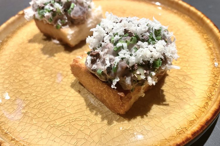 Shokupan (il tipico pane in cassetta al latte, naturalmente home-made), tartare di cervo, maio al garum di manzo, cacao e rafano