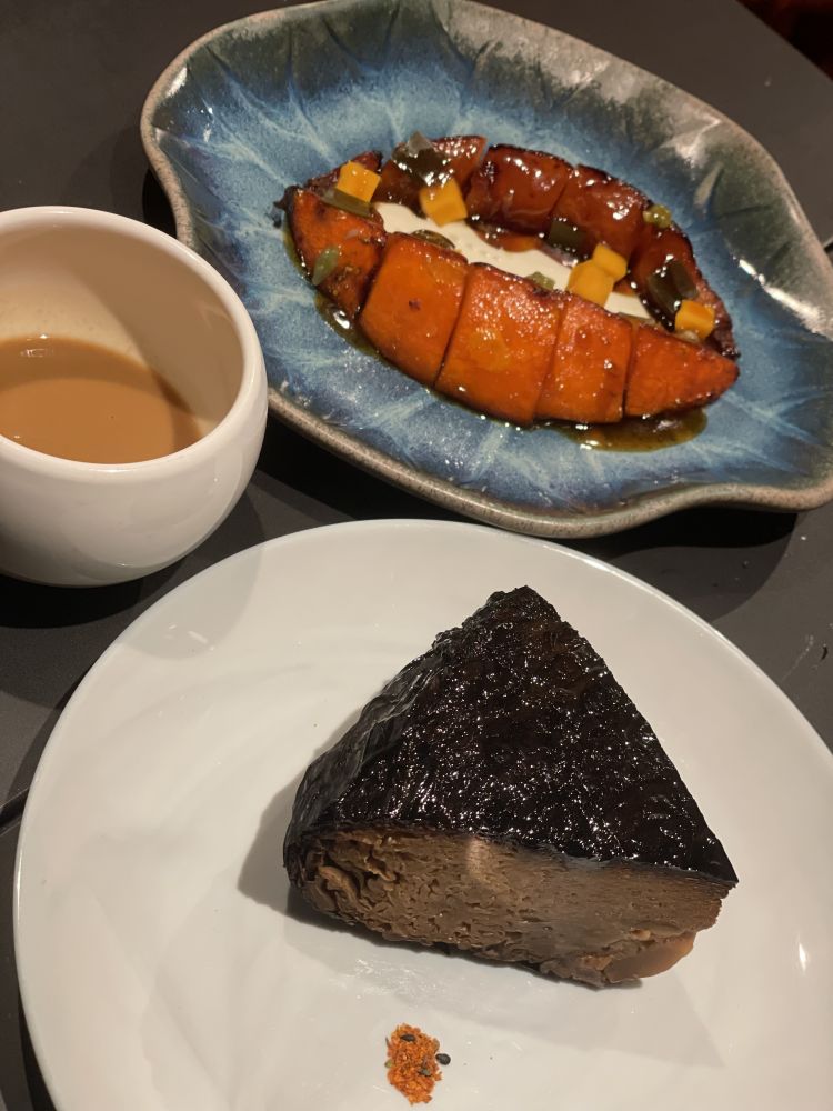 Verza, salsa al sesamo con olio al prezzemolo e olio al peperoncino e Zucca hokkaido, cotta al forno e marinata in sake e aceto di riso, salsa teriyaki, wasabi e alga kombu