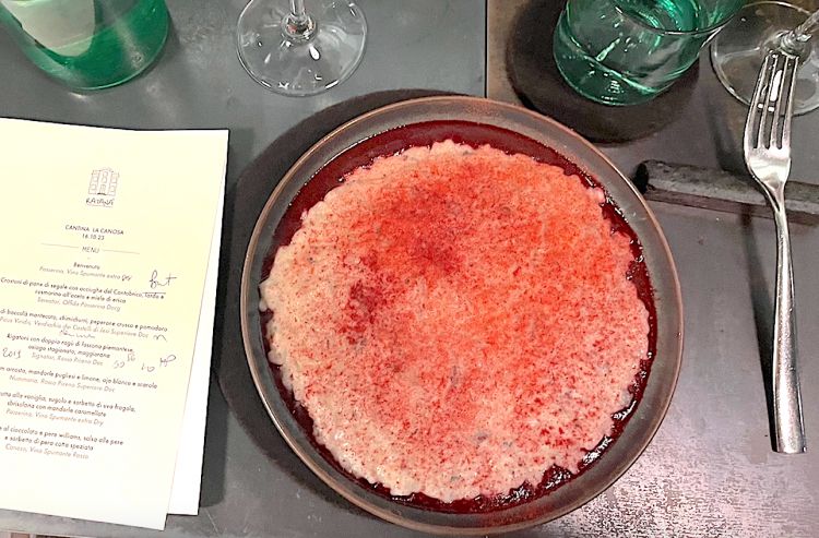 Risotto al gorgonzola e frutti rossi, il piatto proposto in abbinamento al Signator - Rosso Piceno Doc 2019 nel corso della nostra degustazione al ristorante Ratanà a Milano
