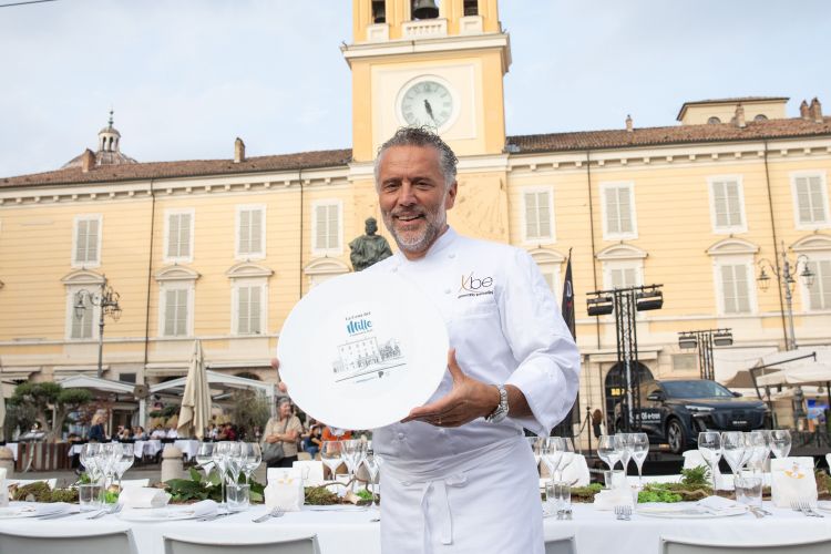A firmare l'antipasto della Cena dei Mille, appuntamento annuale a Parma, lo chef tristellato Giancarlo Perbellini di Casa Perbellini 12 Apostoli a Verona