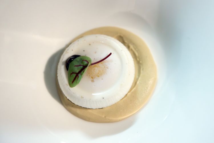 Il piatto firmato dallo chef Giancarlo Perbellini: Uovo, hummus, pane alle noci e uvetta, gel al tamarindo