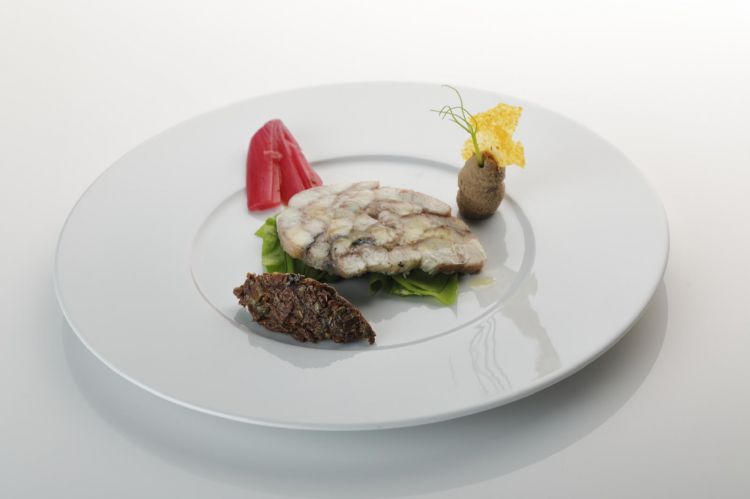 Terrina di anguilla con cipolla all’agro di lamponi, pesto di taggiasche e capperi e patè del suo fegato