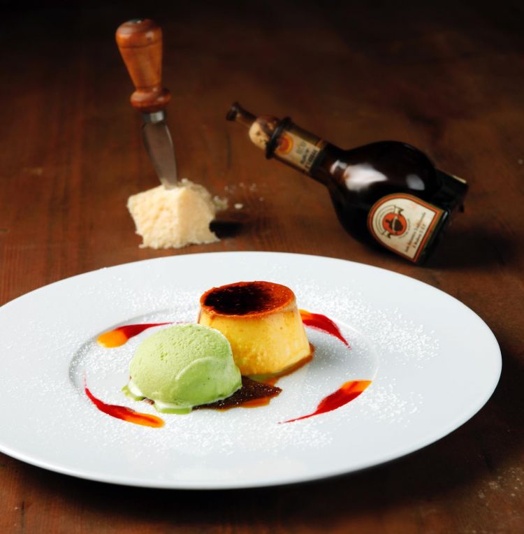 Crema caramellata al Parmigiano Reggiano con gelato al sedano e gocce di aceto balsamico