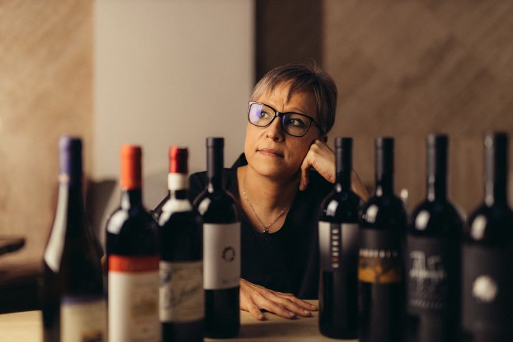 Mirka Guberti, immersa in una piccolissima frazione del suo mondo, il vino