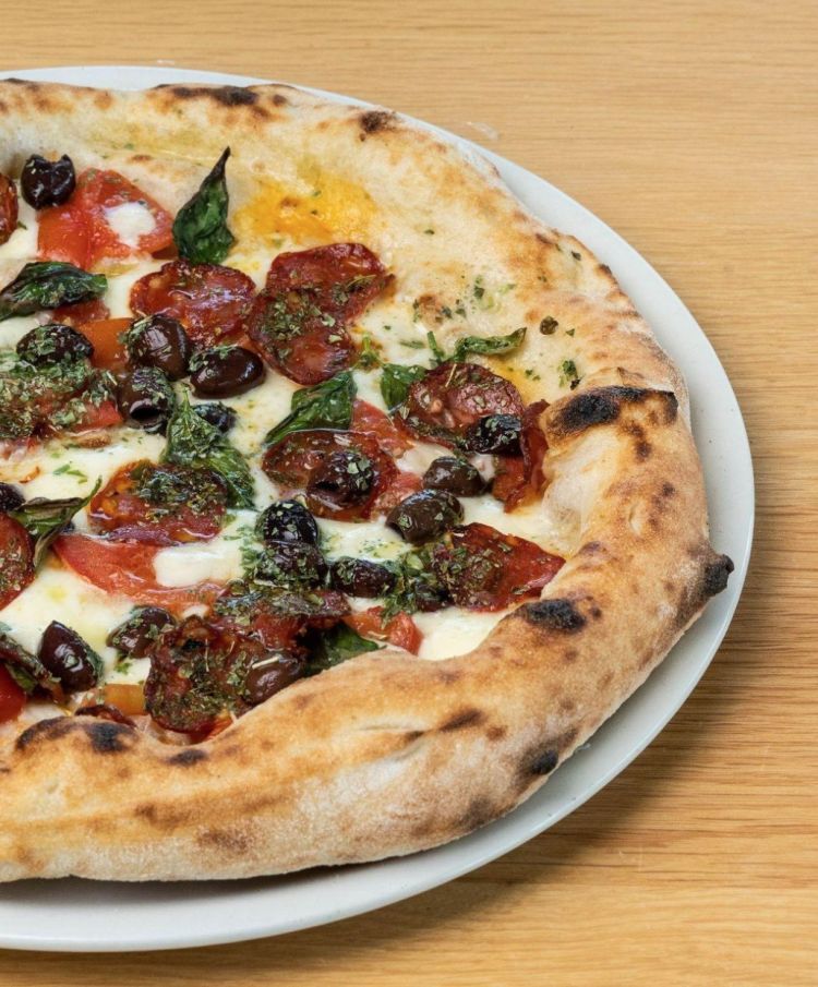 La pizza Chidducatruovi&nbsp;con mozzarella fior di latte, pomodori, salame locale, olive ammaccate, basilico, origano
