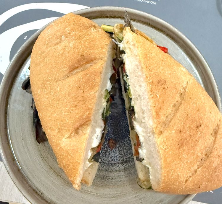 La 'mbosta, tipica merenda contandina cilentana
