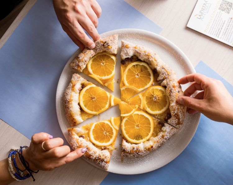 La Pizza dolce all&rsquo;arancia con marmellata di arancia,&nbsp;miele, fette di arancia e zeste di limone
