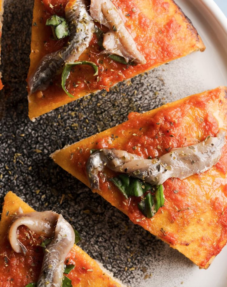 Franceschina&nbsp;&egrave;&nbsp;la pizza nel ruoto, servita in degustazione con sugo fresco, olive nere, origano&nbsp;e alici di Menaica
