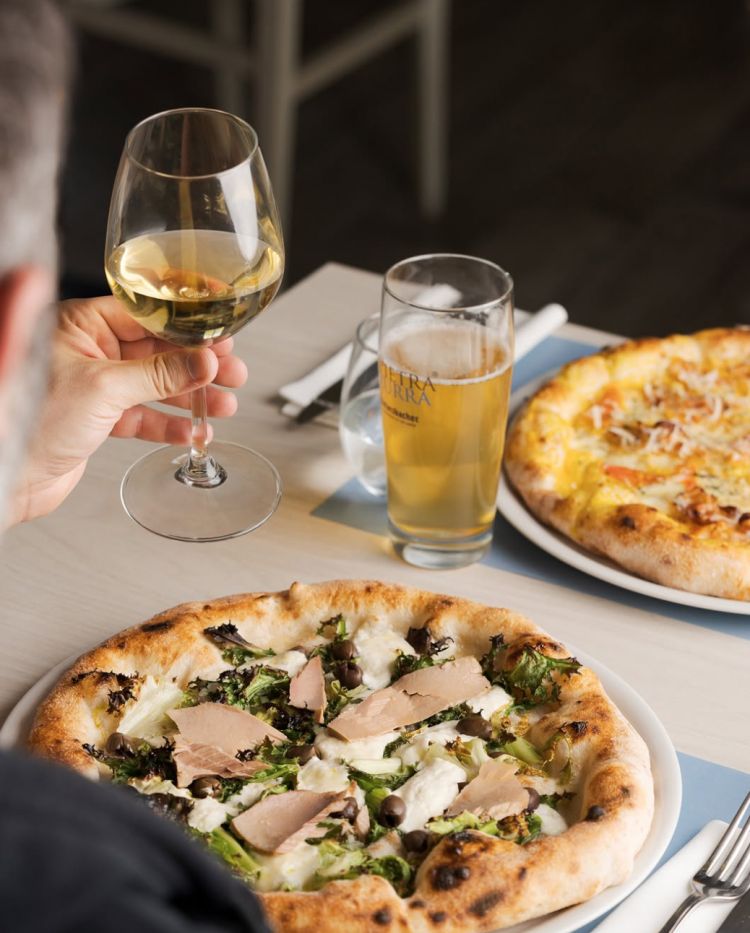 La Tonnara&nbsp;con filetti di tonno alletterato del Cilento, burrata, scarola a crudo, olive ammaccate, olio extra vergine di oliva
