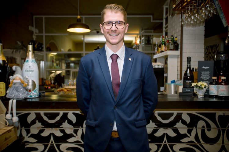 Lorenzo, terza generazione della famiglia Tosi, oggi direttore di sala e sommelier del ristorante La Risacca