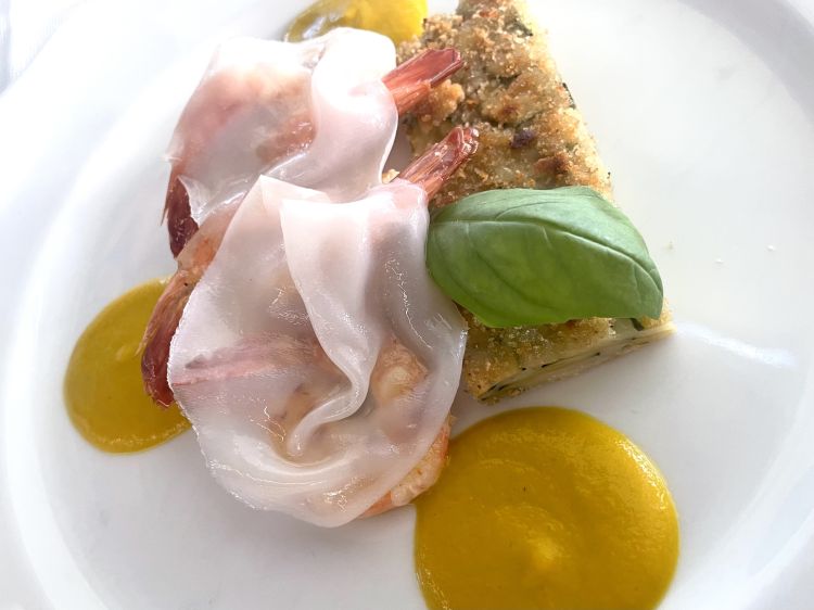 Mazzancolle arrosto servite con un velo di lardo di seppia e scarpaccia camaiorese