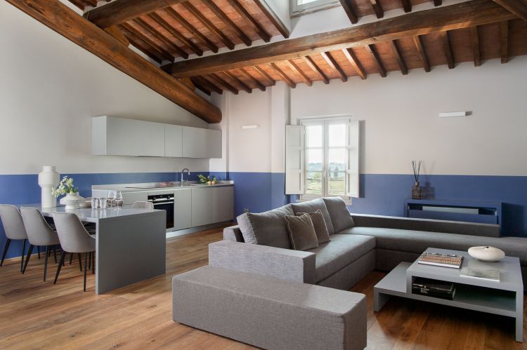 Gli interni di uno degli appartamenti del nuovo Laqua Vineyard resort a Borgo di Casanova in provincia di Pisa
