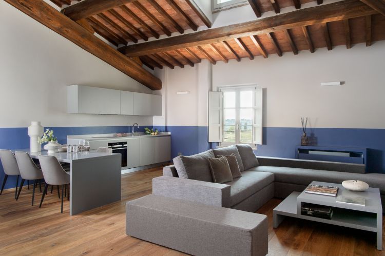 Gli interni di uno degli appartamenti del nuovo Laqua Vineyard resort a Borgo di Casanova in provincia di Pisa
