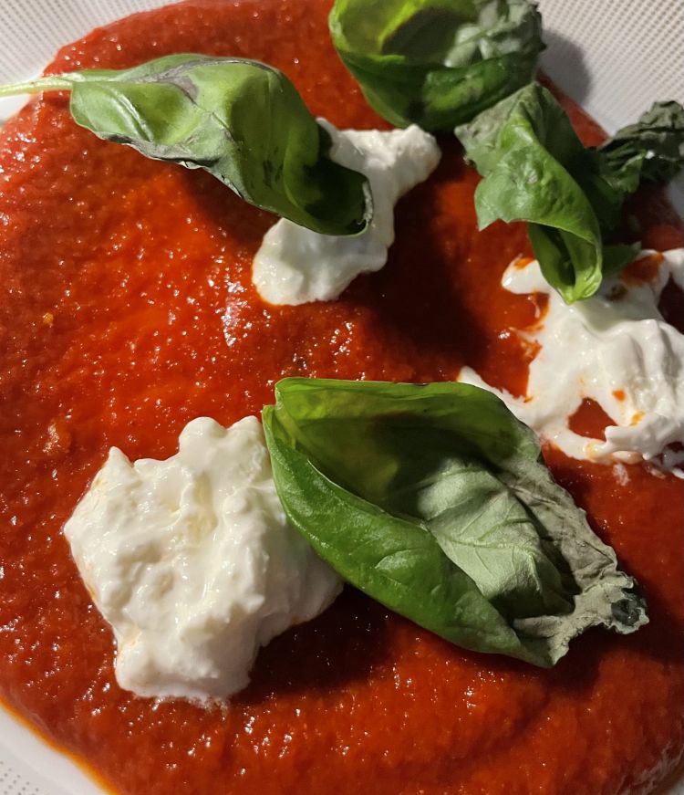Rag&ugrave; di pomodoro, basilico, olio a crudo, pepe e filacce di fiordilatte in panna

