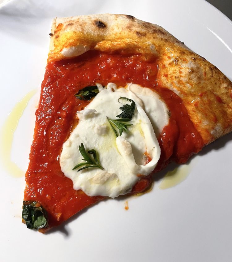 Margherita con provola affumicata di Napoli a crudo e spezie della Gaiola
