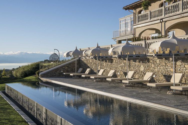 La piscina a sfioro con vista sulla campagna circostante
