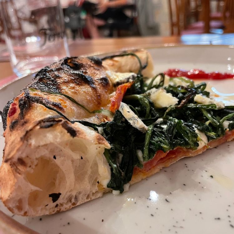 Cicoria selvativa, salame piccante ed erborinato di capra, servito con confettura di pomodorini e peperoncino