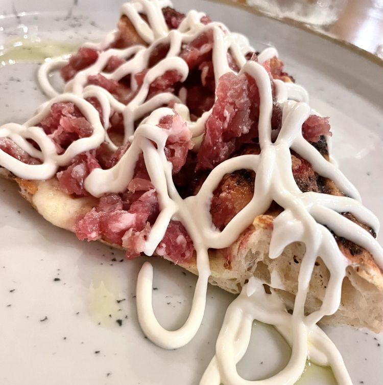 Salsiccia cruda, pesto di barbabietola e frutta secca, salsa al taleggio
