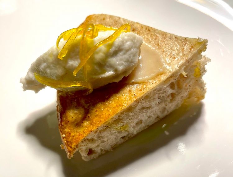 Pizza al vapore con crema di patate di Oreno, baccalà mantecato al latte di capra e zest di limone