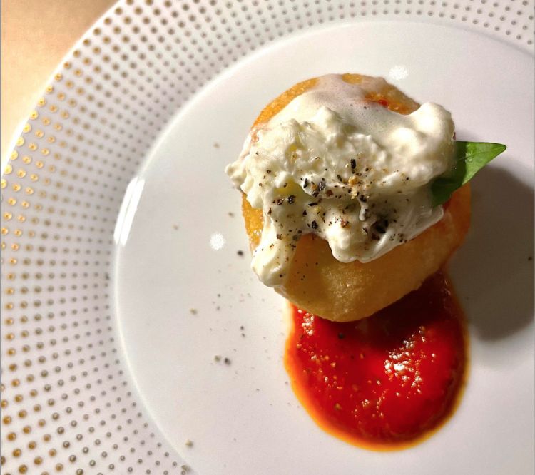 Pizza fritta, pomodoro datterino cotto, Parmigiano Reggiano, stracciatella e basilico fresco