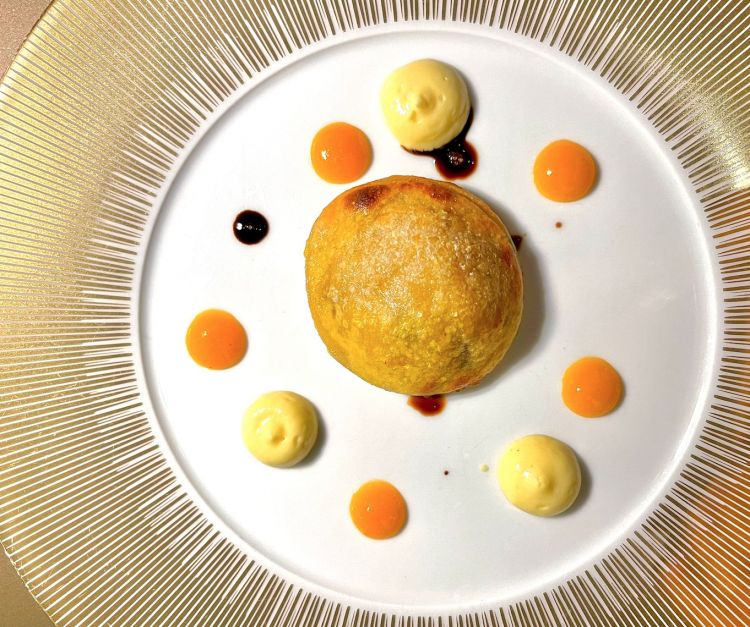 Pizza strudel con crema di cachi freschi, ricotta e polvere di caffè