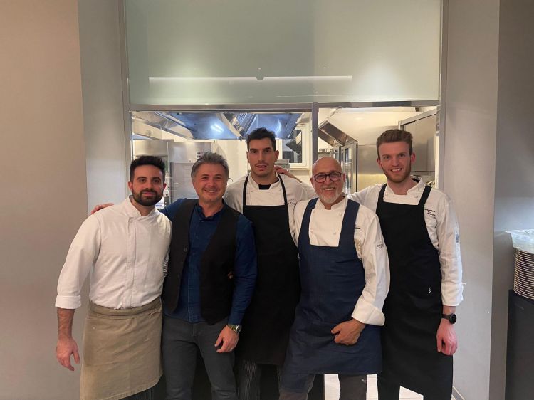 Protagonisti di un nuovo appuntamento con i Maestri della Pizza, un'iniziativa promossa in collaborazione con Acqua Panna e S. Pellegrino, Corrado Scaglione dell’Enosteria Lipen di Triuggio (Monza-Brianza) e Andrea Paci, bartender de Lo Scalo Craft Drinks By The Lake di Cremia (Como). Per scoprire le prossime cene in calendario a Identità Golose Milano, consultare il sito dell'Hub