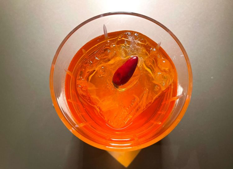 Lo Spritz del Pellegrino, il drink in abbinamento alla Pizza Fritta: Aperol infuso al peperoncino jalapeno, zenzero e mandarino verde con finale amaro e frizzante di Tonica Agrumi Sanpellegrino
