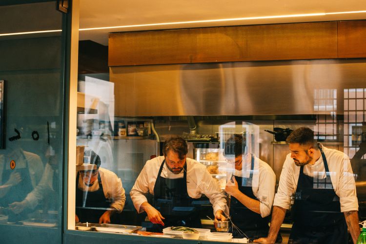 Lo chef Salvatore Sodano all'opera con la sua brigata di cucina