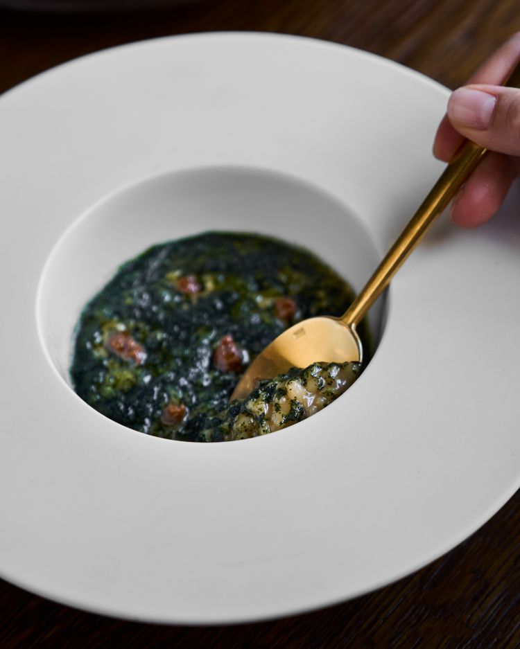 Risone con canoce, XO di schie e cime di rapa: tra fine dicembre e inizio gennaio, a Venezia c'è una raccolta massiccia di schie; per poterle conservare, queste vengono fritte ed essiccate, integrate poi in una salsa molto speziata che dà lunghezza al piatto; il risone, invece, cuoce in un brodo molto lungo di canoce, mentre la crema di friarielli apporta una nota amara... e un pizzico di Napoli anche in questo piatto strepitoso