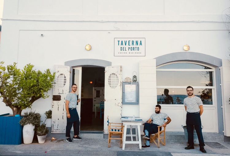 La brigata della Taverna del Porto davanti al locale
