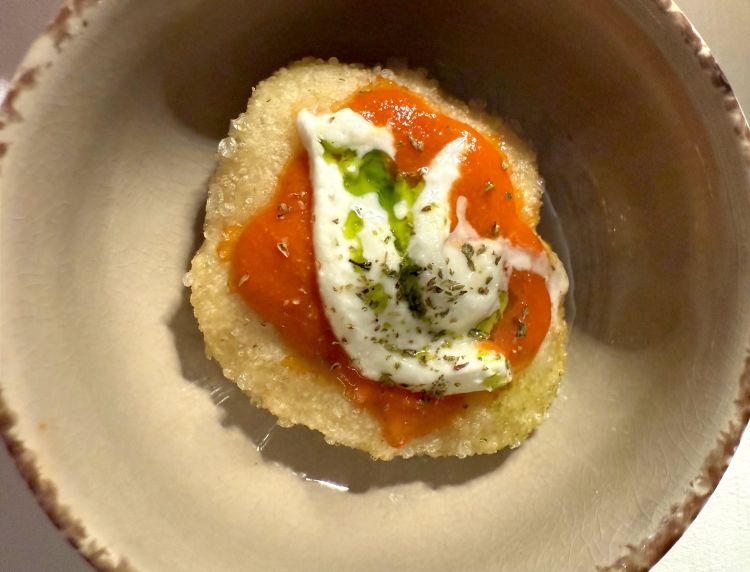 La pizza fritta con pomodoro e mozzarella