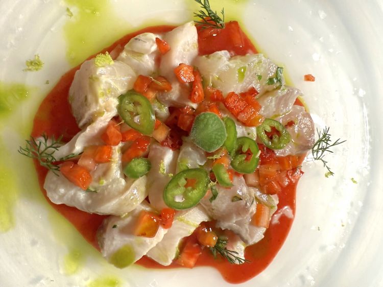 Ceviche di ricciola con fragola, lime, basilico e peperoncino fresco