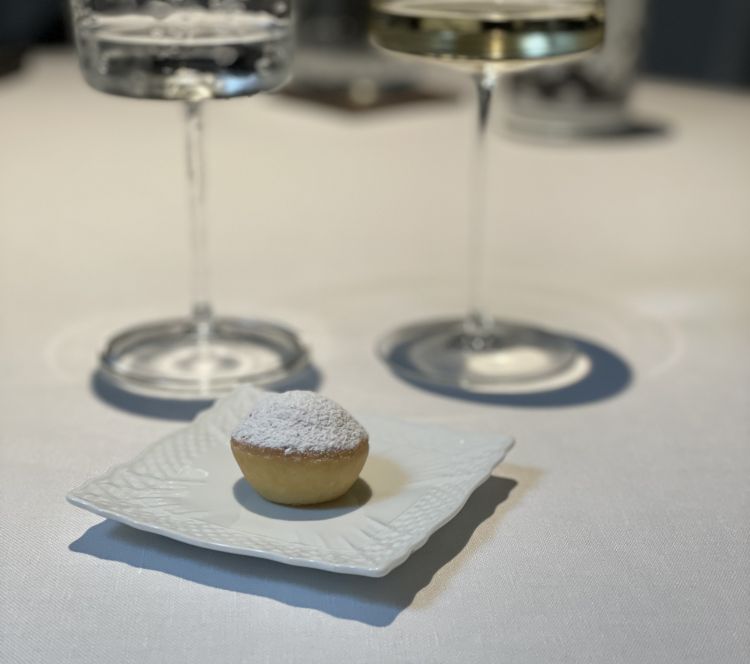 E ancora, Bombolone con crema al parmigiano reggiano e zucchero a velo alla noce moscata
