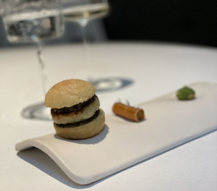 Il benvenuto dalla cucina
Soufflé con emulsione di prezzemolo, Cannolo di zucca ripieno di ricotta, aceto balsamico e, in cima, mayo al kren, Paninetto cotto al vapore con pere candite, hamburger di verza ed emulsione di yogurt e pomodorino
