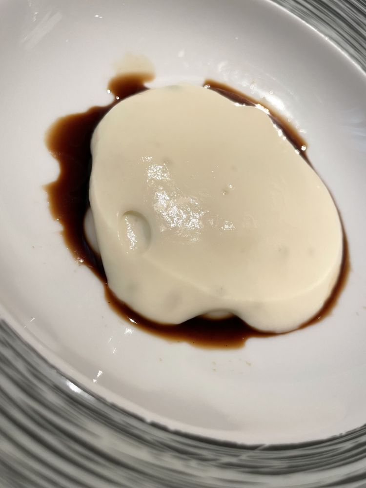 Dessert, ovvero Aglio fermentato
L'aglio viene lasciato fermentare delicatamente per circa 30 giorni; lo troviamo in piccoli pezzi alla base del dessert e nel fondo che viene versato sul finale; in cima, una crema setosa al cocco avvolto dal cioccolato e, ancora, salsa di aglio fermentato
