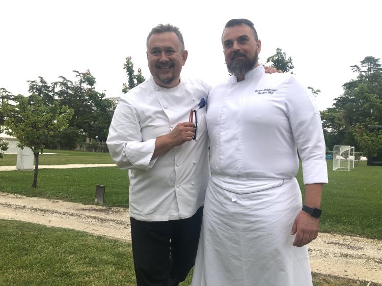 A sinistra lo chef Emanuele Scarello e, a destra, Giorgio Schifferegger, chef del ristorante Sagra al JW Marriott Venice Resort&Spa
