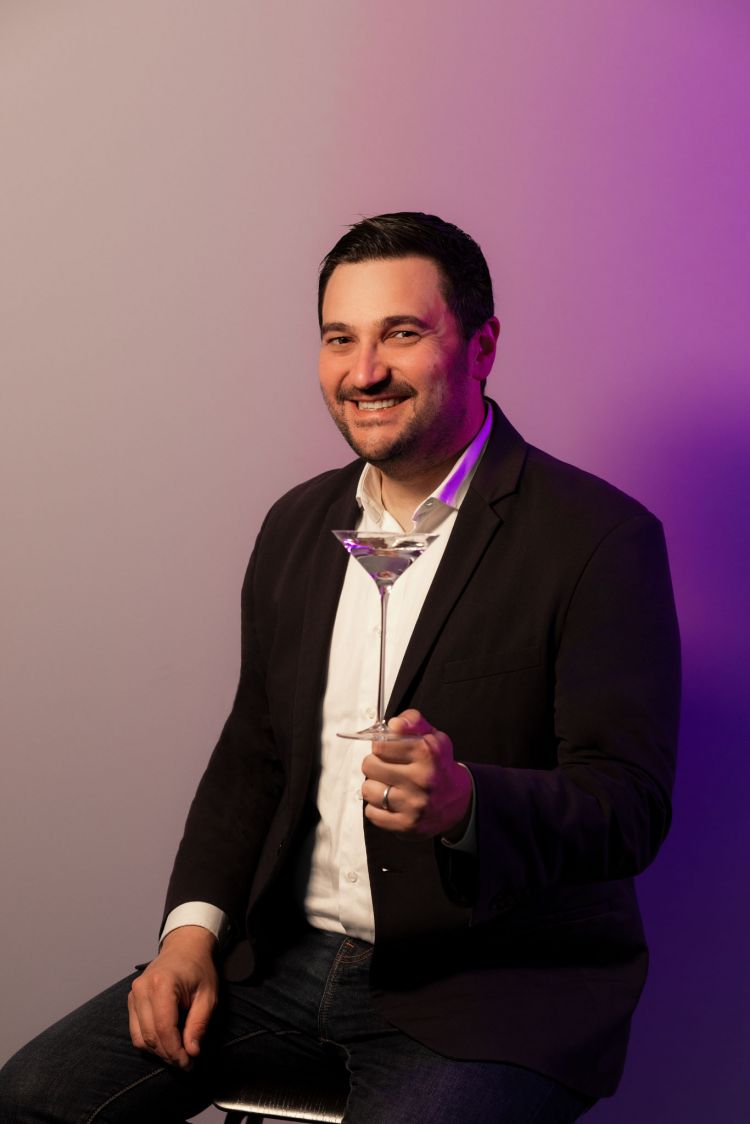 Il barman e consulente Mattia Pastori, punto di riferimento della mixology italiana, nonchè Il Figlio del Bar e fondatore di Nonsolococktails