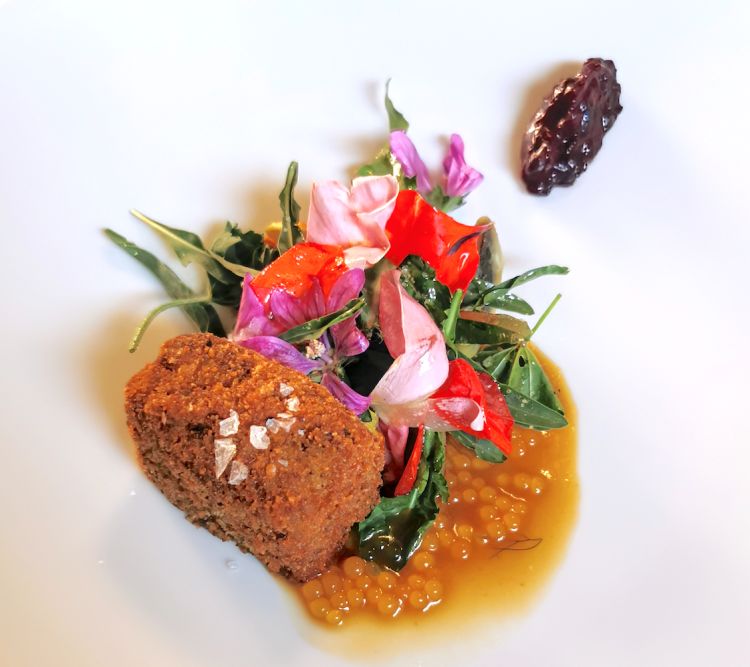 Agnello panato e fritto, fondo al tabacco, misticanza, carciofo ossidato e quenelle di frutti rossi