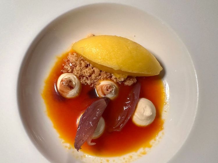 Crema di fico d’India, cioccolato affumicato, scalogni al vino rosso e gelato all’arancio
Un dessert che chiude il cerchio, aperto con il cipollotto dell'antipasto che alterna note caramellate e acide insieme, è fresco, merito dell'agrume e della dolcezza moderata del fico d'india. «Cipollotto e scalogno sono il segno di chi suda in Sardegna lavorando la terra», chiosa Pomata...(ma che frutti dona quest'ultima). Viene abbinato a Carignano del Sulcis DOC Passito 2021, vinoso, morbido appena dolce, lascia tracce di cacao sul palato a cui subentrano una buona freschezza e la sapidità che contraddistingue i vini dell'isola. Una chiusura persistente, priva di stucchevolezza