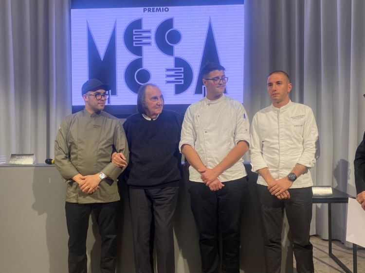 I tre finalisti (compreso il vincitore) del Premio Mesa assieme a Gavino Sanna: da sinistra, Matteo Melis, Gavino Sanna, Alessandro Impera e Alberto Sanna