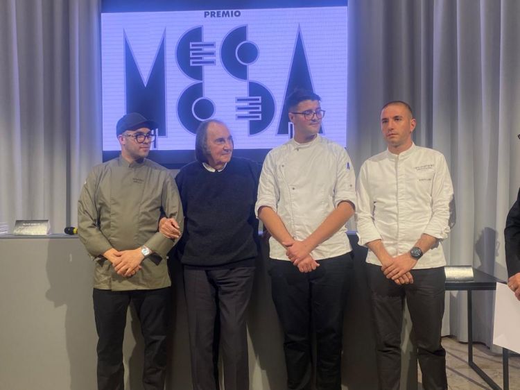 I tre finalisti (compreso il vincitore) del Premio Mesa assieme a Gavino Sanna: da sinistra, Matteo Melis, Gavino Sanna, Alessandro Impera e Alberto Sanna
